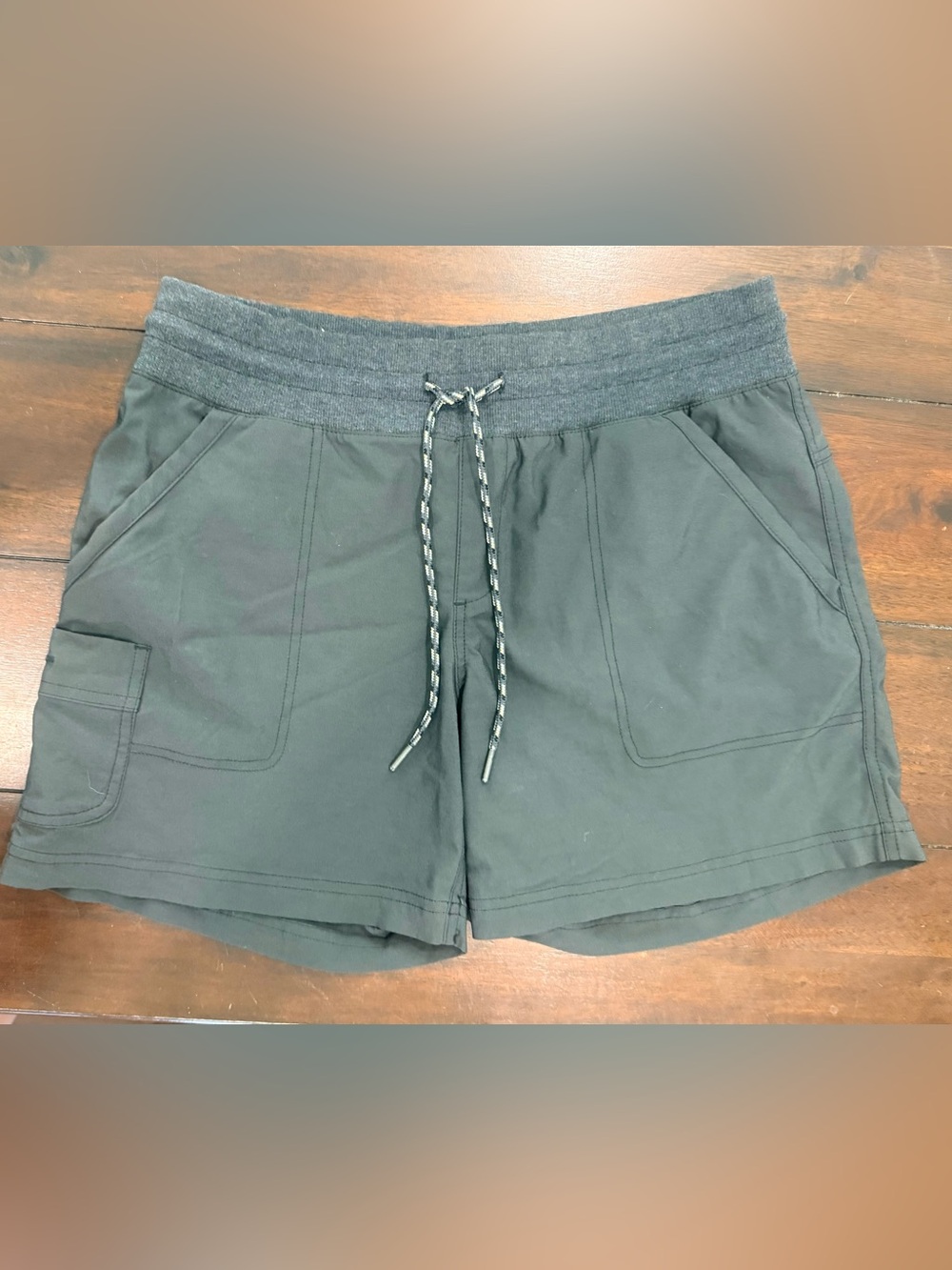 Columbia Women’s Gray Court Short Active Fit Athleisure Shorts Size large